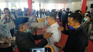 Bupati Kolaka Utara Drs. H. Nur Rahman Umar, MH saat menyematkan pangkat secara simbolis kepada pejabat yang dilantik
