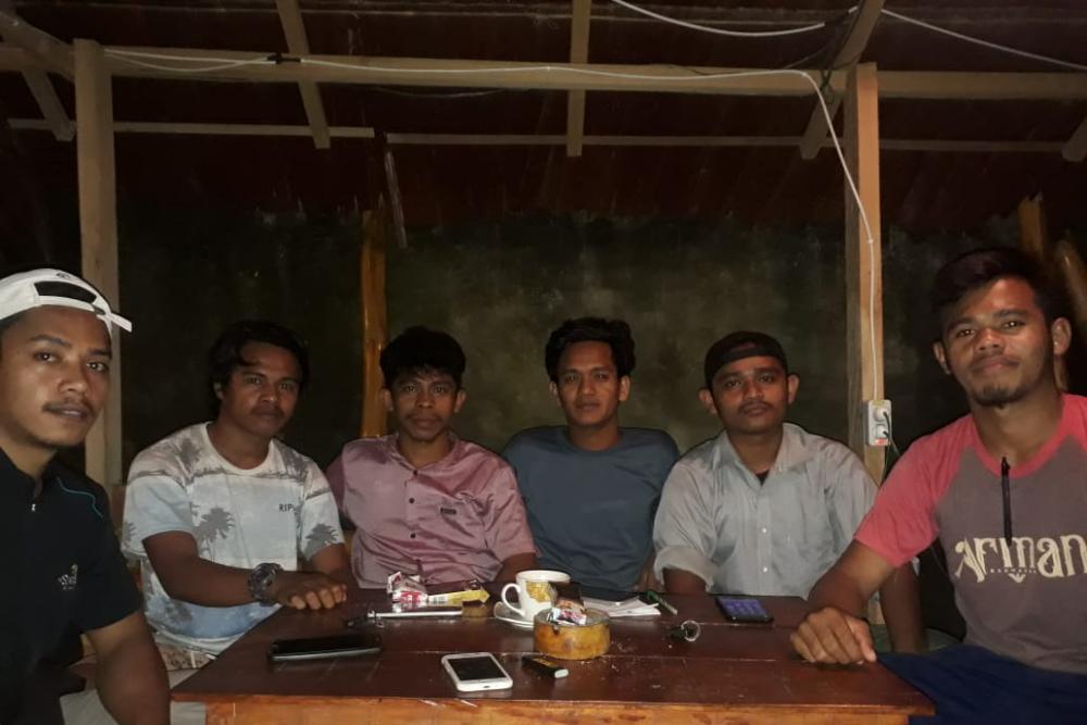 Ketua Komunitas Mahasiswa Latompe, La Ode Hasfian (tiga dari kiri) bersama rekan-rekannya di salah satu warkop di Kendari, Kamis Malam (2/7/2020).