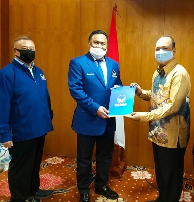Calon Bupati Ruksamin saat menerima rekomendasi Partai Nasional Demokrat