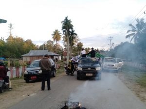 Warga Kabawo Kembali Blokir Jalan Poros di Muna, Tiga Mobil Plat Merah Disandera