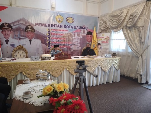 Wali Kota Baubau, Dr As Tamrin (Kiri memakai peci hitam) bersama Kepala BPS Kota Baubau, Sudirman K (Kanan)