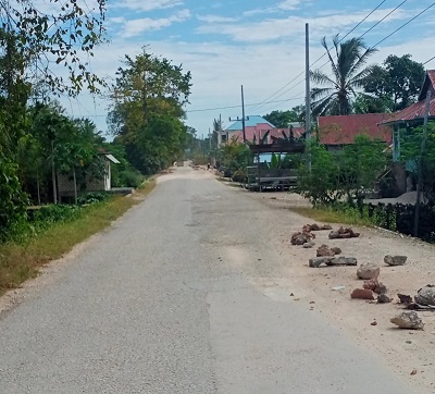 Rusak Hingga Menimbulkan Debu, Warga Desa Morikana di Buteng Tutup Jalan Kabupaten
