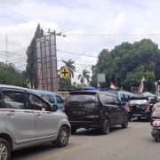 Ratusan kendaraan yang berhenti saat di jalan raya di depan Mall Mandonga