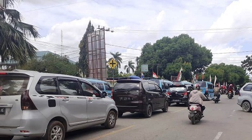 Ratusan kendaraan yang berhenti saat di jalan raya di depan Mall Mandonga