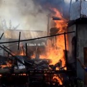 Sebuah rumah semi permanen di Kota Baubau yang terbakar