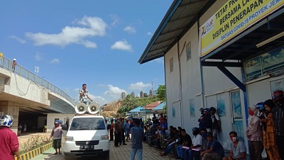 Suasana unjukrasa di sekitaran Jembatan Bahteramas Kendari