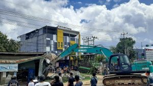 Eksekusi Lahan di Kota Kendari Ricuh, Operator Excavator Terluka