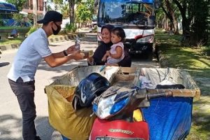 Peduli Kaum Duafa, Srikandi Seafood Bagikan Nasi Kotak