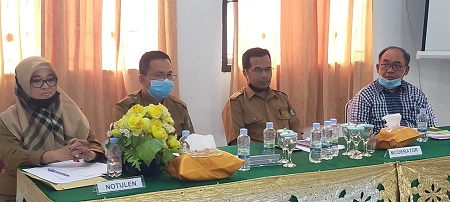 Dr. Abdul Nashar, M.Si (baju kemeja) ketua tim analisis dan survey dari Universitas Sulawesi Tenggara (Unsultra