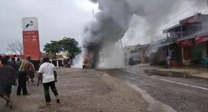 Mobil Minibus Terbakar di Depan SPBU Pertamina Lombe Gegerkan Warga