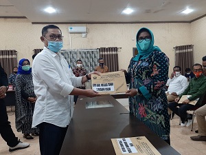 Penyerahan Hasil pemeriksaan Kesehatan bakal pasangan calon Bupati dan Wakil Bupati