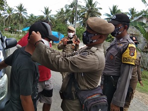 Kawal Penerapan Protokol Covid-19, Pol PP Mubar Gandeng TNI Polri Sweeping Jalan Utama