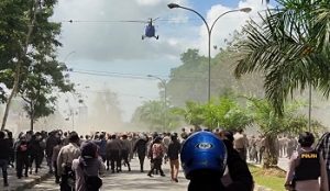 Demonstrasi di Depan Polda Sultra Memanas, Seorang Polisi Terkena Lemparan Batu