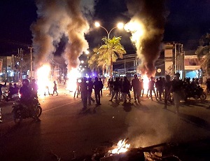 Aksi berlanjut Hingga Malam, Mahasiswa Blokade Jalan di Bundaran Tank Andonohu