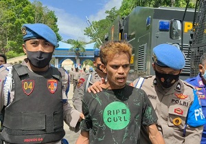 Nekat Terobos Masuk ke Polda Sultra dengan Sebilah Parang, Seorang Pemuda Diamankan Polisi