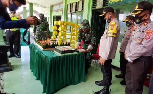 Kapolres Bombana Persembahkan Tumpeng HUT TNI ke-75 Untuk Danramil Rumbia