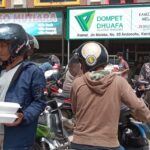 Dompet Dhuafa Sultra Bagikan Makan Siang Gratis Untuk Pengguna Jalan