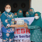 Bersinergi Lawan Covid-19, TP-PKK Sultra Serahkan Ribuan Masker dan Hand Sanitizer Untuk TP-PKK Kendari