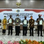 Masyarakat Koltim Terima Ribuan Sertifikat Tanah dari Mentri ATR