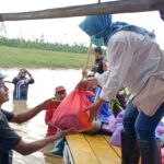 Terkena Dampak Banjir, Ketua PKK Turun Berikan Bantuan Sembako