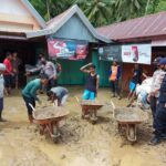 Polsek Ranteangin Turunkan Personil Bantu Warga Korban Banjir Bandang Kolut