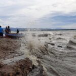 Angin Kencang dan Gelombang Tinggi Rusak Perahu Nelayan di Teluk Kendari