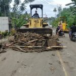 Bersihkan Sisa Banjir Bandang di Desa Rantelimbong, Pemda Kolut Turunkan Alat Berat