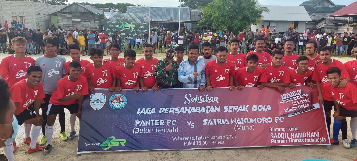 Pemain Satria Wakumoro FC berfoto bersama pemain Tim Nasional Indonesia, Saddil Ramdani bersama Ketua Satria Wakumoro FC, La Isra. Foto (Dok. Satria Wakumoro FC)