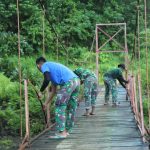 Bahayakan Nyawa, Prajurit TNI Perbaiki Jembatan di Lasalimu Selatan