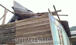 FOTO: Angin Kencang Porak-porandakan Sejumlah Rumah di Kolaka