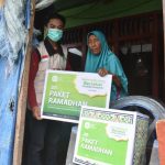 Puluhan Warga Korban Abrasi Sungai Sampara Terima Paket Ramadan dari IZI Sultra