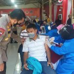 Tinjau Vaksinasi Massal Di Polda Banten, Kapolda Banten Berbincang Akrab dengan Masyarakat