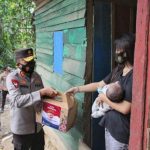 Respon Instruksi Kapolri, Kapolda Sultra Turun Langsung Bagikan Bantuan Sosial PPKM