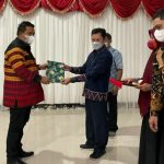 IKAPTK Sultra Sematkan Pin Kehormatan Astha Brata untuk Bupati Muna
