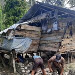 Polsek Ranteangin Bantu Perbaiki Rumah Warga Tak Layak Huni