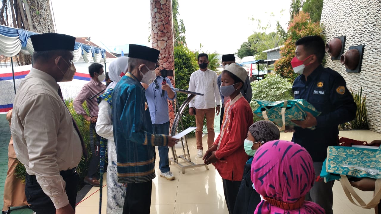 Wali Kota Baubau, Dr AS Tamrin (Baju biru) saat memberikan santunan ke anak yatim.
