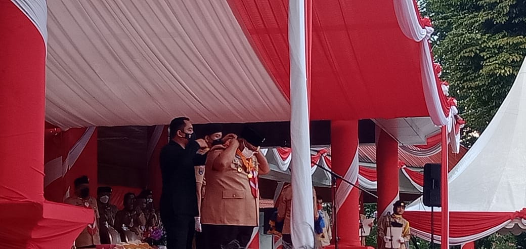 Tampak Gubernur Sultra Ali Mazi, Saat memimpin Apel dalam peringatan Hari Pramuka ke-60 (Foto: Dila Aidzin/Mediakendari.com)