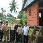 Sekda Butur Serahkan Bantuan 2 Unit Rumah Ke Warga Kelurahan Kambowa Yang Terdampak Banjir