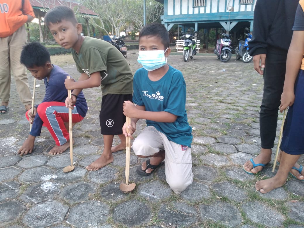 Keterangan : Anak-anak Kelurahan Melai saat bersiap memainkan Pelojo. Foto : Ardilan.