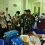 Kodim 1413 Buton bersama Universitas Muhammadiyah Buton menggelar kegiatan vaksinasi massal. Sebanyak 117 Mahasiswa dari berbagai jurusan ikut dalam kegiatan vaksinasi tersebut. Foto: Adhil/mediakendari.com