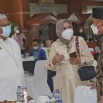 Tampak Gubernur Sultra H Ali Mazi SH sedang bercakap-cakap dengan Menko PMK Muhadjir Effendy di rujab gubernur Sultra, Jumat 22 Oktober 2021. foto Sardin