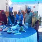 Sekretaris Camat Kecamatan Bonegunu Junaidin, SE bersama ibu-ibu TP-PKK Kecamatan Bonegunu. foto ist