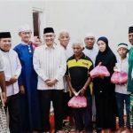 Wali Kota Kendari Serahkan Bantuan Sembako untuk Lansia dan Al-Quran kepada Pengurus Masjid