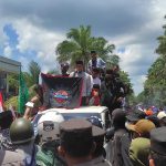 Ribuan Mahasiswa Kendari Teriak Turunkan Presiden Jokowi di Kantor DPRD Sultra