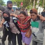 Ibu Pedagang di Pelataran MTQ Kena Tembakan Gas Air Mata di Kaki Saat Demo Ricuh di Kendari 