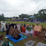 Pj Bupati Mubar dan Masyarakat Laksanakan Sholat Idul Adha Meskipun Diguyur Hujan