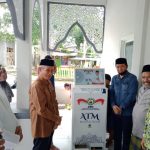 Wagub Sultra Serahkan Mesin ATM Beras dan Telur di Masjid Al-Hamid Kendari