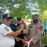Sambut HUT RI ke-77, Pj Bupati Muna Barat Bagikan Jutaan Bendera 