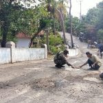 Masyarakat serta Babinsa Desa Tongali dan Lapara di Buton Selatan Tambal Jalan Rusak Secara Swadaya