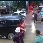 Ikut Terjebak di Kemacetan Rombongan Pendukung KSK, Mentan Syahrul Yasin Limpo Lambaikan Tanggan Kepada Bupati KSK.